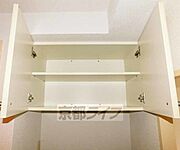洗濯機上に収納あります。