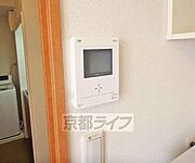 鍵をかけたまま訪問者と会話ができます