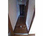 リビングから玄関への廊下です。