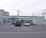 ファミリーマート伏見横大路店まで177m 駐車場が非常に広いです。蘇生会病院も近いです。