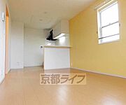 アクセントクロスがおしゃれですね。（202号室には小窓なし）