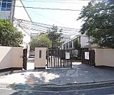 大淀中学校まで1100m 活気のある中学校です。