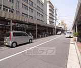 北野商店街まで10m 昔ながらの北野商店街。スーパーや100均などもありますよ。