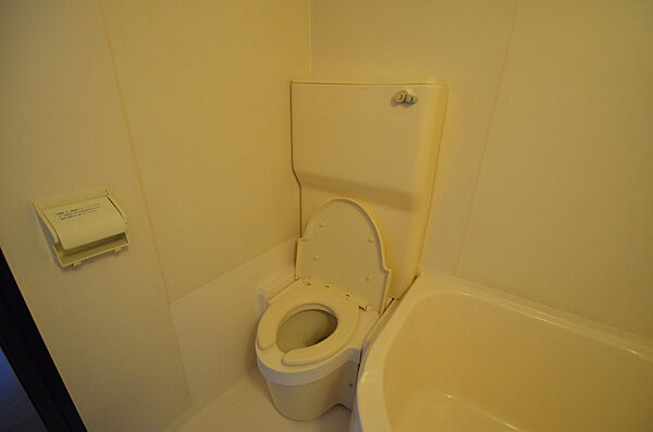 画像9:デザインがまた特徴的なトイレ！ユニットバスではまず見ない形です！