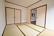 リビングそば6帖の和室。