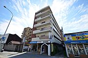 大きい道路に面して生活便利☆