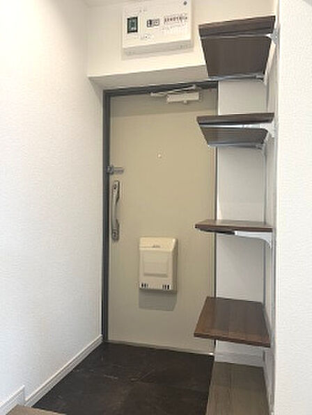 明るく清潔感のある玄関が、住まいの第一印象を心地よく演出します。