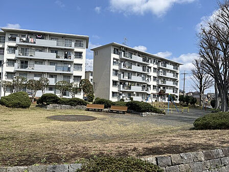 緑に囲まれた、落ち着いた住環境。敷地内に広場が点在し、開放感のある暮らし。