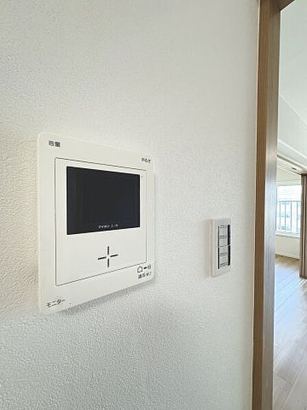 来客の顔がはっきりと確認できるので防犯面でも心強く、お子様のお留守番時や夜間の対応も安心です。