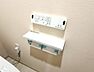 トイレ：トイレの洗浄機能コントロールパネルは手元で操作できるので日常的に使いやすい配置です