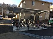 屋根付き駐輪場がございます。