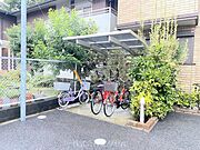 屋根付きの駐輪場です。