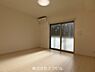 寝室：白を基調とした綺麗なお部屋です。