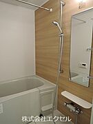 ゆったりと入れる浴室です。