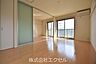 リビング/ダイニング：フラットなお部屋です