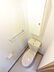 トイレ：小物入れ完備のトイレです。