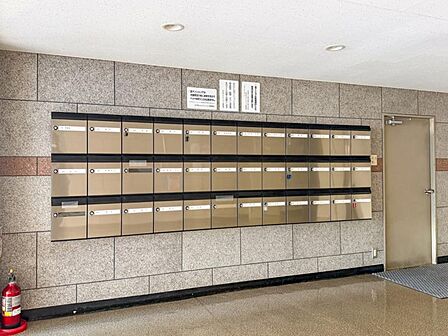 エントランスに備え付けの郵便受けです。