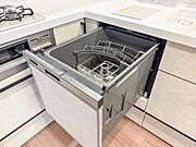食器洗浄乾燥機　食器の後片付けに便利な食器洗浄乾燥機を標準装備。ビルトインタイプなので見た目もスッキリ、特に共働き世帯のご家族には必須品です。