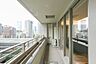 バルコニー：陽の光に照らされるバルコニーを、爽やかな涼風が吹き抜けていきます。