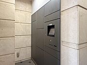 ネットショッピングの隆盛により、ますます利用者が増える宅配便。不在時でも荷物を受け取れる宅配ボックスは共働きをはじめ、様々なご家庭に便利です。