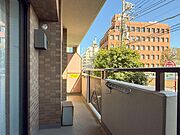 陽の光に照らされるバルコニーを、爽やかな涼風が吹き抜けていきます。