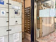 エントランスに備え付けの郵便受けです。