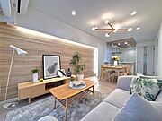 【家具・小物（調度品）は販売価格に含まれません】室内にたっぷりと光が差し込む、快適なリビングです。