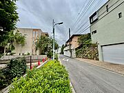前面道路は幅員が広く、余裕をもって駐車することができます