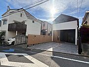 窓からたっぷりと陽光が注がれる明るい住まい。ご家族の成長に合わせてお住まい頂ける仕様の間取り。日々の疲れを癒してくれる主寝室。お子様も自分のお部屋でお勉強など出来るお部屋のご用意もございます。