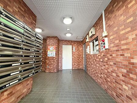 管理が行き届いた清潔感のあるエントランス。防犯カメラも完備されておりマンションならではの防犯性の高さも住宅選びの大切な要素ですね。