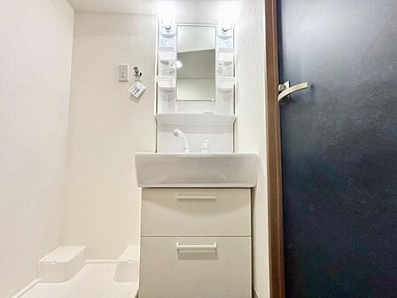 使い勝手の良い洗面台で、朝の準備もスムーズにこなせます。