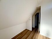 収納スペースを確保しております。季節のお洋服など保管が可能です。居室内に余計な収納をおく必要がないため、ベッドやお布団を置くスペースが確保できます。広い空間で睡眠ができるため、疲れも癒されます。