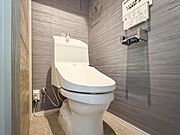 白を基調としたウォシュレットトイレは清潔感あるプライベート空間を演出します。