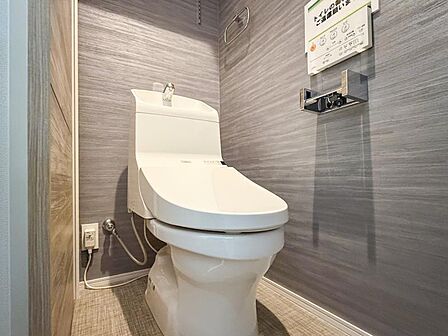 白を基調としたウォシュレットトイレは清潔感あるプライベート空間を演出します。