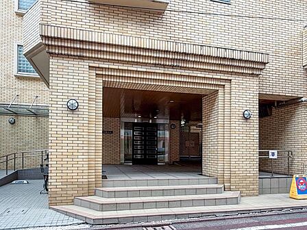 エントランスは、まさに顔となる場所。シンプルながらも格調高い雰囲気を漂わせています。