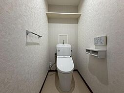 白を基調としたウォシュレットトイレは清潔感あるプライベート空間を演出します。