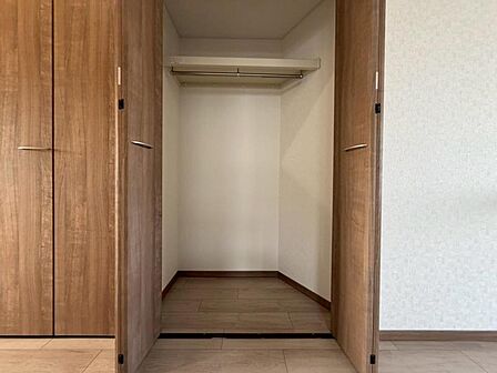 広い収納があればパパのスーツやママのバッグもしまえそうですね！