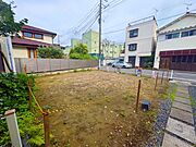 通勤通学に便利な平坦地。現地周辺は歩道も広く、小さなお子様も安心です