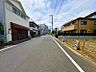 外観：幅員のある道路で、車の出入りもスムーズに行えます。