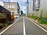 外観：前面道路は整備されており、落ち着いた住宅街に位置しています。