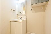 シンプルで清潔感のある洗面所で、毎日の生活が快適に。