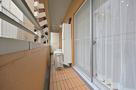 陽の光に照らされるバルコニーを、爽やかな涼風が吹き抜けていきます。