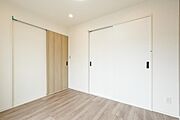 家族個々の安らぎの空間。誰もが好みで飾れるシンプルな室内に仕上げてあります。