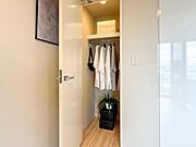 【小物は販売価格に含まれません】クローゼットは棚やハンガーパイプが付いており、スーツや上着などが収納可能です。