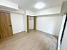 室内：勾配天井ではない室内は二段ベッドや大型のタンスなどの配置が可能です。住まう方自身でカスタマイズして頂けるようにシンプルにデザインされております。自由度が高いので現地にて配置などを打ち合わせさせて頂きま