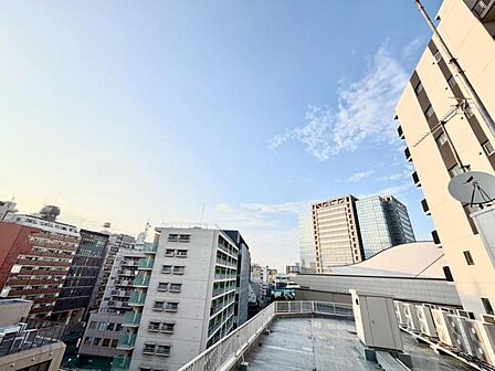 東向きバルコニーです。たくさんの洗濯物を干せる広々とした空間です。