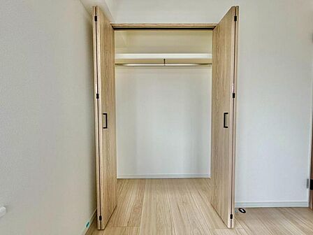 クローゼットには枕棚とハンガーパイプが備えられているので、大切なお洋服にしわを付けずにそのまましまうことが出来ます。