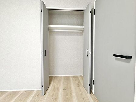 クローゼットには枕棚とハンガーパイプが備えられているので、大切なお洋服にしわを付けずにそのまましまうことが出来ます。