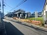 外観：道路からフラットに出入りできる区画で、車の出し入れもしやすい配置です。敷地形状も扱いやすく、生活動線を意識した間取り計画になっています。