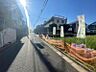 外観：周辺は戸建てが建ち並ぶ閑静な住宅街。落ち着いた街並みの中で、新生活をスタートしていただけます。